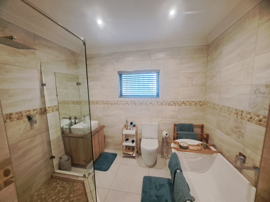 5 Bedroom Property for Sale in Protea Park North West